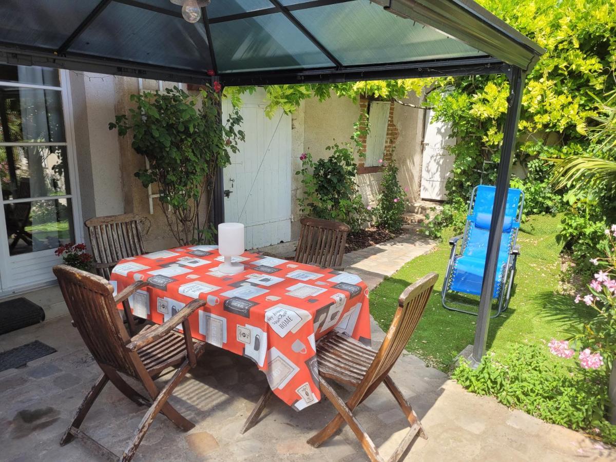 Gîte de la tour de Loire 65 m2 au pied d'une tour du 17ème Mer Esterno foto
